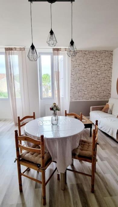 Le Duplex Du Centre - Ideal Pour Un Sejour Detente ! Saint-Savinien المظهر الخارجي الصورة