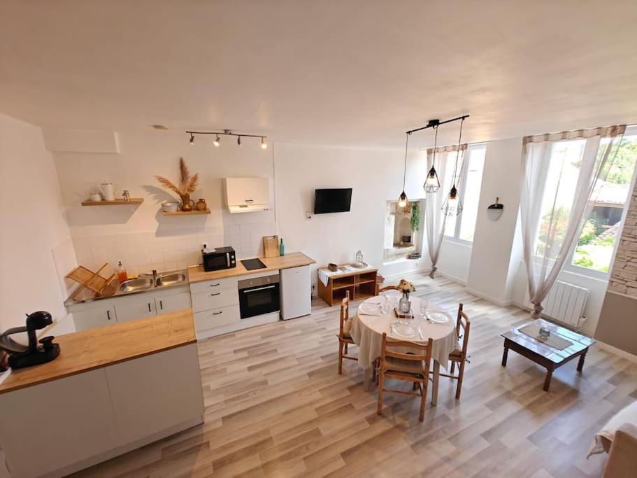 Le Duplex Du Centre - Ideal Pour Un Sejour Detente ! Saint-Savinien المظهر الخارجي الصورة